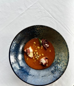 All i Pebre de Pulpo a la llama con habitas baby confitadas y hummus templado