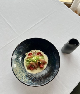 Ensalada de hinojo encurtido y Trucha del Pirineo con emulsión de almendras y tomates confitados